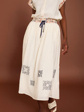 Cargar imagen en el visor de la galería, Falda con bordado y cinturilla a contraste