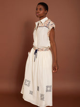 Cargar imagen en el visor de la galería, Falda con bordado y cinturilla a contraste