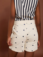 Cargar imagen en el visor de la galería, Shorts con bordado de topos