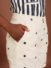 Cargar imagen en el visor de la galería, Shorts con bordado de topos