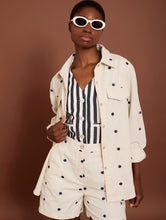 Cargar imagen en el visor de la galería, Shorts con bordado de topos