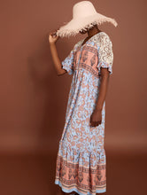 Cargar imagen en el visor de la galería, Vestido conestampado floral y encaje contraste