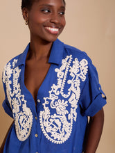 Cargar imagen en el visor de la galería, Camisa de algodón con bordado a contraste