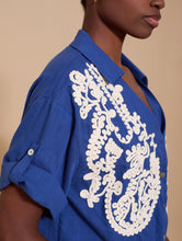 Cargar imagen en el visor de la galería, Camisa de algodón con bordado a contraste