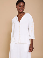 Cargar imagen en el visor de la galería, Blusa con bordado en la manga