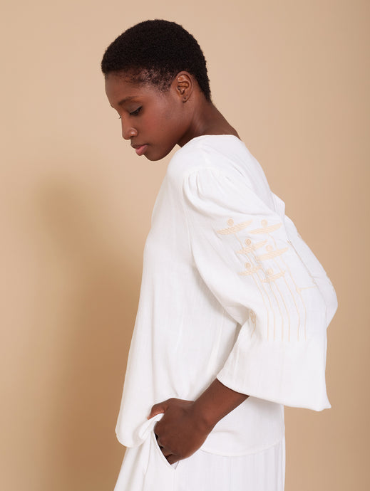 Blusa con bordado en la manga