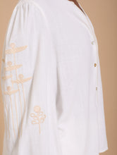 Cargar imagen en el visor de la galería, Blusa con bordado en la manga