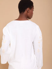 Cargar imagen en el visor de la galería, Blusa con bordado en la manga