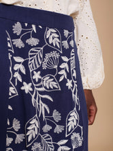 Cargar imagen en el visor de la galería, Falda midi con bordado floral