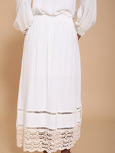 Cargar imagen en el visor de la galería, Falda midi con bordado troquelado