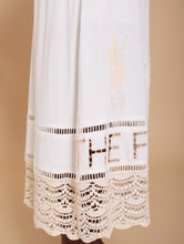 Cargar imagen en el visor de la galería, Falda midi con bordado troquelado
