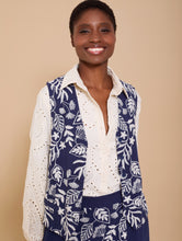 Cargar imagen en el visor de la galería, Chaleco con bordado floral