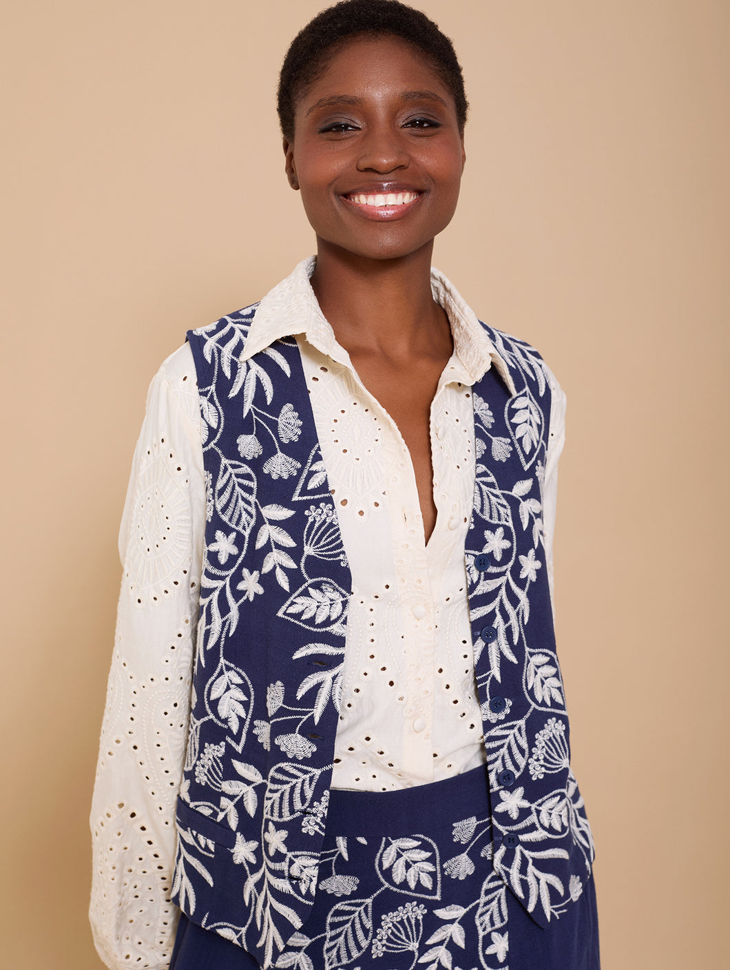 Chaleco con bordado floral