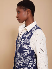 Cargar imagen en el visor de la galería, Chaleco con bordado floral