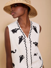 Cargar imagen en el visor de la galería, Chaleco con bordados totem