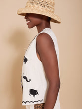 Cargar imagen en el visor de la galería, Chaleco con bordados totem