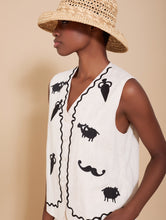 Cargar imagen en el visor de la galería, Chaleco con bordados totem