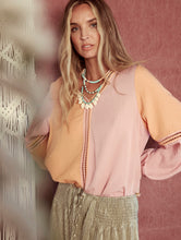 Cargar imagen en el visor de la galería, Blusa bicolor con entredós