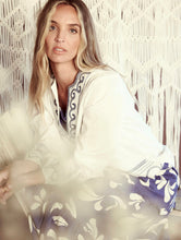 Cargar imagen en el visor de la galería, Blusa oversize con bordado