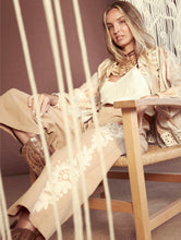 Cargar imagen en el visor de la galería, Pantalón cropped con bordado lateral