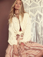 Cargar imagen en el visor de la galería, Camisa en bordado suizo