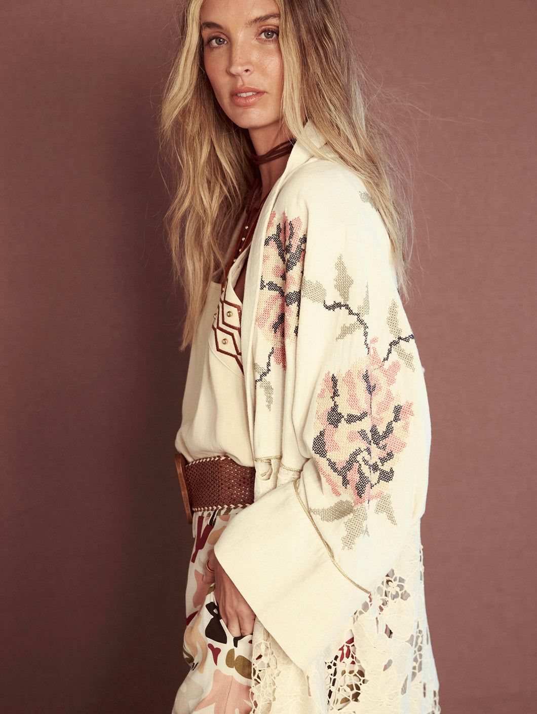 Kaftan bimateria en encaje y bordado