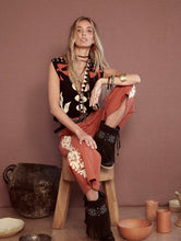 Cargar imagen en el visor de la galería, Pantalón cropped con bordado lateral