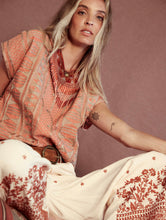 Cargar imagen en el visor de la galería, Blusa con tejido bordado en gold