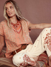 Cargar imagen en el visor de la galería, Blusa con tejido bordado en gold