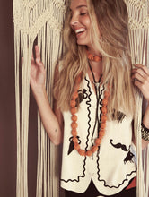 Cargar imagen en el visor de la galería, Chaleco con bordados totem