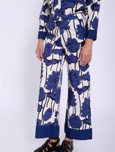Load image into Gallery viewer, Pantalón estampado flores SKATIE BCN