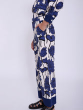 Load image into Gallery viewer, Pantalón estampado flores SKATIE BCN