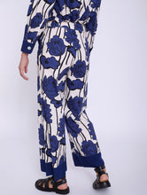Load image into Gallery viewer, Pantalón estampado flores SKATIE BCN