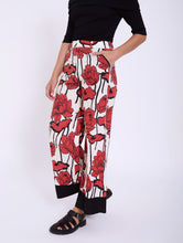Cargar imagen en el visor de la galería, Pantalón estampado flores SKATIE BCN