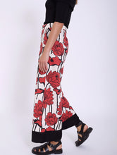 Cargar imagen en el visor de la galería, Pantalón estampado flores SKATIE BCN