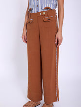 Load image into Gallery viewer, pantalon mezcla lino con bolsillos frontales boton madera SKATIE BCN