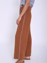 Load image into Gallery viewer, pantalon mezcla lino con bolsillos frontales boton madera SKATIE BCN