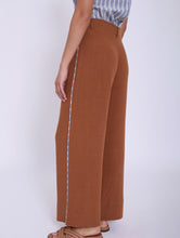 Load image into Gallery viewer, pantalon mezcla lino con bolsillos frontales boton madera SKATIE BCN