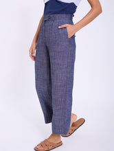 Load image into Gallery viewer, Pantalon mezcla lino con detalles tejido popelin rayas SKATIE BCN