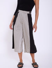 Load image into Gallery viewer, Pantalon satinado estampado SKATIE BCN