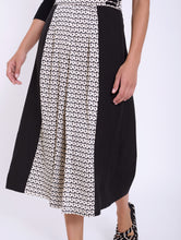 Load image into Gallery viewer, Pantalon satinado estampado SKATIE BCN