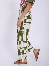Load image into Gallery viewer, Pantalón palazzo con estampado abstracto SKATIE BCN