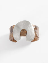 Cargar imagen en el visor de la galería, PULSERA CUFF  ACRILICO DIJE METALICO WAVY - SYMPHORINE