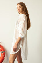 Cargar imagen en el visor de la galería, CAMISOLA RED CON FLORES BORDADAS - SYMPHORINE