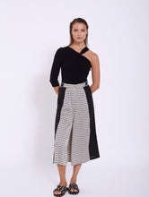 Cargar imagen en el visor de la galería, Top de punto asimétrico liso SKATIE BCN