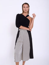 Cargar imagen en el visor de la galería, Top de punto asimétrico liso SKATIE BCN