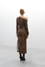 Cargar imagen en el visor de la galería, VESTIDO ANIMAL PRINT ASIMETRICO
