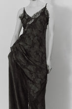 Cargar imagen en el visor de la galería, THE CAMO LACE SATIN DRESS