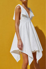 Cargar imagen en el visor de la galería, THE ASYMETRIC WHITE DRESS