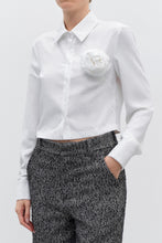 Cargar imagen en el visor de la galería, BLUSA FLOR CON STRASS